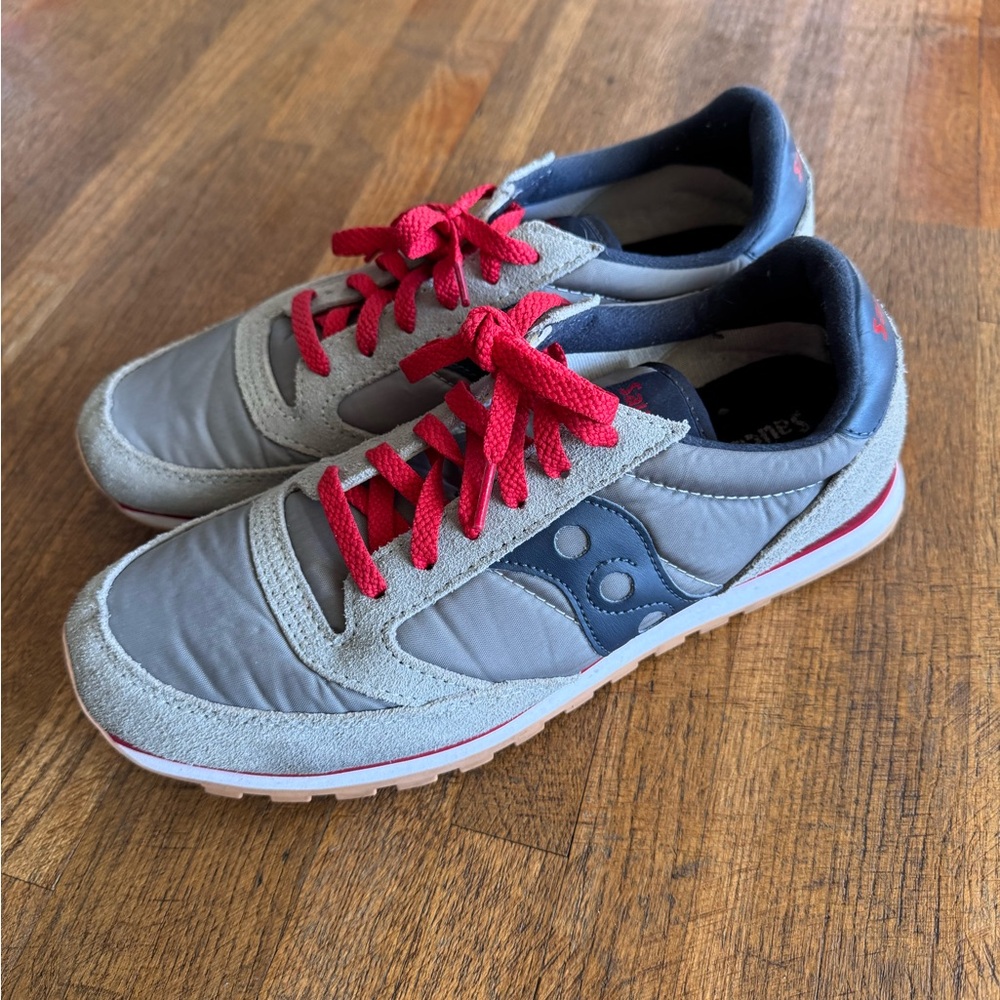men’s saucony sneakers. size 10.5 (run small).